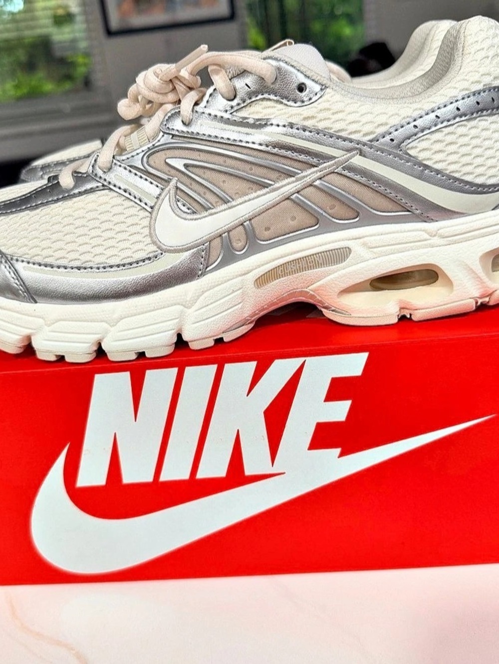 Nike Air Max Torch 4 White & Silver Sneakers US 10 Like New